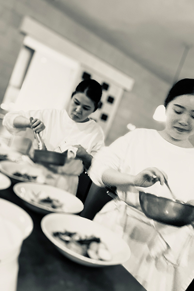 In Japan zelebriert man Omotenashi – der Moment des Servierens ist ein Moment ungeteilter Präsenz.