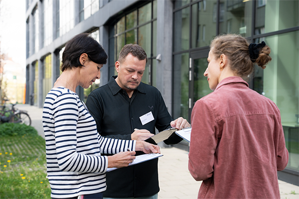 Jury bei der Bewertung des Wettbewerbs Radikal bio-regional