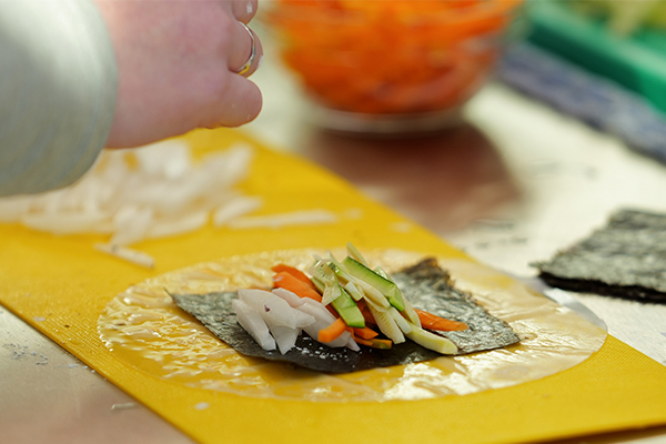 Nori ist eigentlich eine Rotalge und wird erst beim Rösten grün.