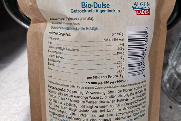 Bei seriösen Anbietern wird der Iodgehalt jeder Charge gemessen und auf der Verpackung angegeben.