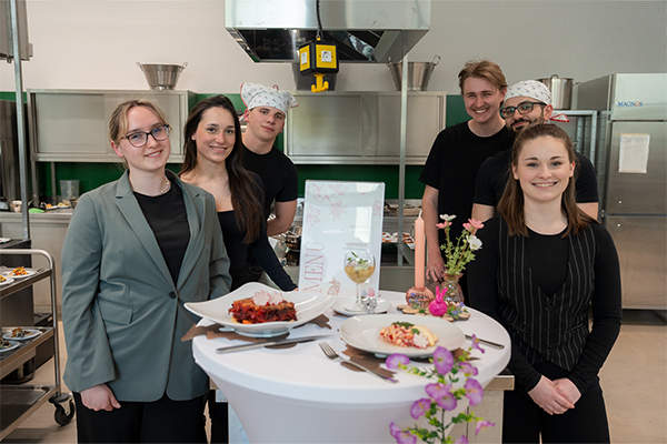 Gruppe 3 mit ihrem Menü für die Zielgruppe Heim, das Platz 3 erzielte.