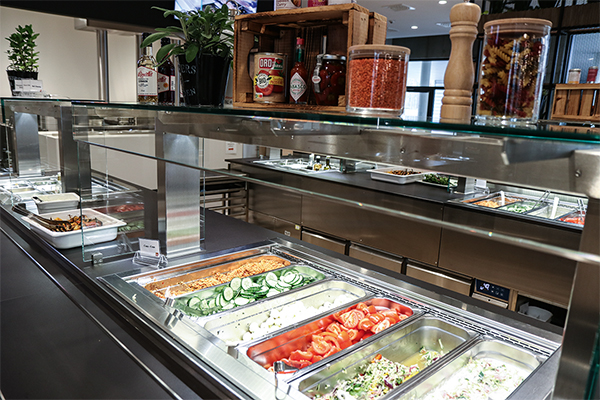 Blick ins neue Betriebsrestaurant von Hoffmann Nürnberg mit U-förmiger Salattheke