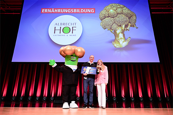 Martin Albrecht vom Albrechthof, Gewinner in der Kategorie Ernährungsbildung, mit Laudatorin Frederike Adden.