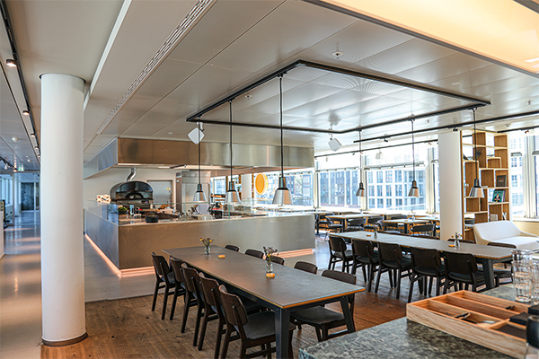 Blick ins Table Dot Hamburg, eine öffentliche Kantine mit Affordable Haute Cuisine