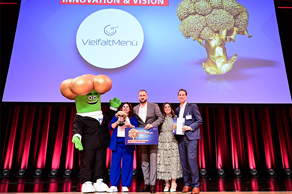 Die Vertreter von VielfaltMenü, Gewinner Goldener Brokkoli 2026 in der Kategorie Innovation & Vision, mit Laudatorin Theresa Buntic (2.v.r.).