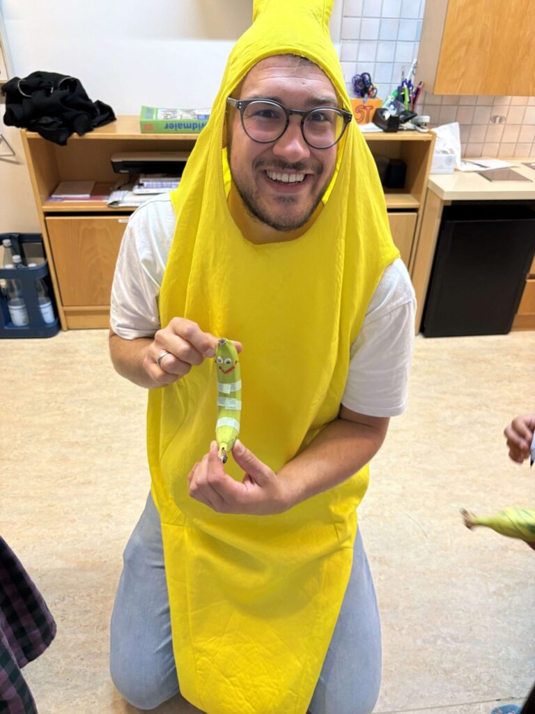Elternsache: Ernährungsbildung für Träger, Kitas und Schulen vermittelt Marvin Zimmer im Bananenkostüm