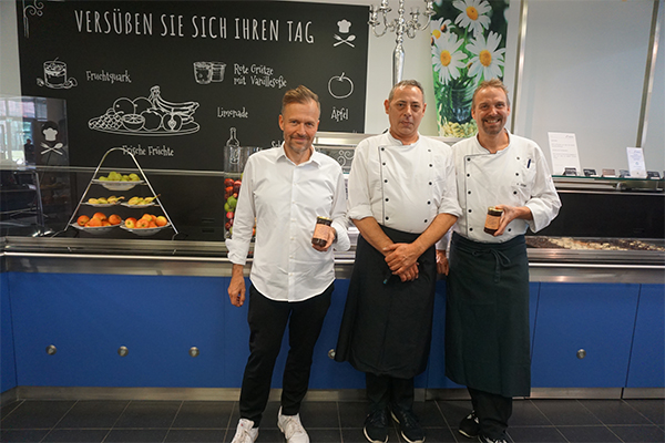 Maik Templin und die Küchenleiter Josif Lipke und Roy Böhm