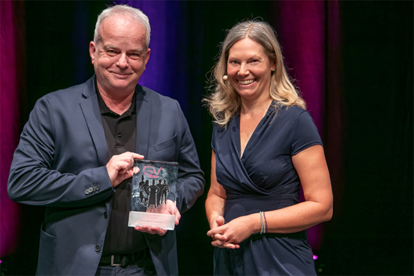 Martin Reinirkens, Küchenleiter im Martineum, Nahm stellvertretend für sein Team den Preis von Claudia Kirchner entgegen