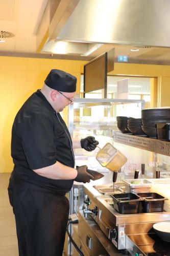 Betriebsleiter Florian Watzlawek bereitet an der Ausgabetheke eine Portion Ramen nach der anderen zu.