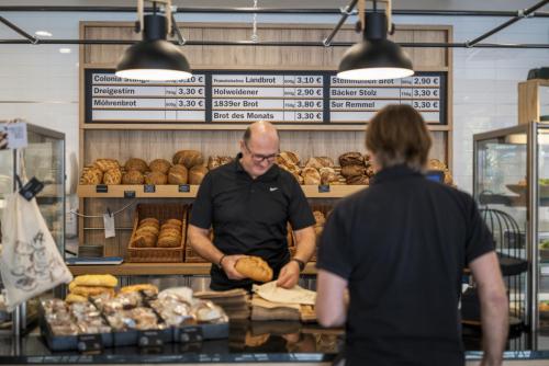 Ab 11 Uhr gehen die frisch gebackenen Brote im Deli in den Verkauf. Urban Ries steht dabei auch gerne selbst hinter der Theke.