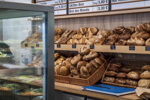 Zehn Sorten Brot, darunter die Colonia-Stange oder Sur Remmel, sowie ein Brot des Monats finden sich täglich in der Bäckerei-Auslage.