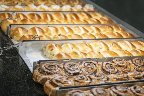 Auch süßes Gebäck wie Weckchen in vier Sorten, z. B. mit Rosinen oder gezuckert, backt Marco Engels. Andere Produkte wie Nussschnecken bezieht die AXA von einem regionalen Bäcker.