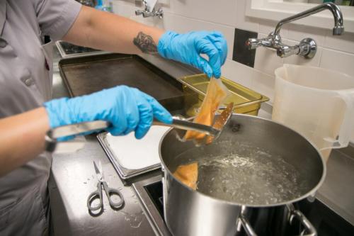 Passierte Kost wird portionsweise vorproduziert und dann im Wasserbad individuell regeneriert.