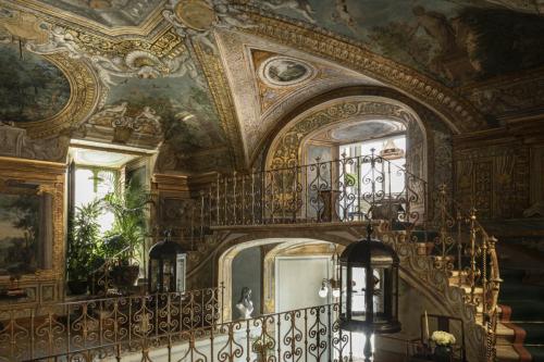 Die Innenräumen und hohen Decken zeigen prachtvolle Fresken.