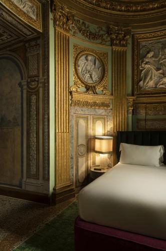 Die Schlafgemächer mit ihren aufwändig restaurierten, majestätischen Innenräumen und hohen Decken zeigen prachtvolle Fresken aus dem Jahre 1600.