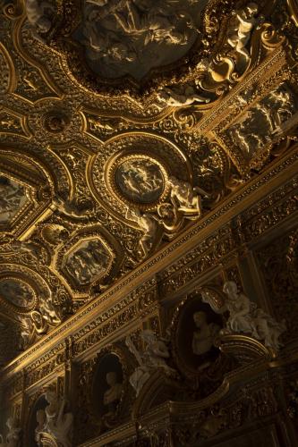 Goldene Details an Decken und Wänden sorgen für ein majestätisches Erscheinungsbild.