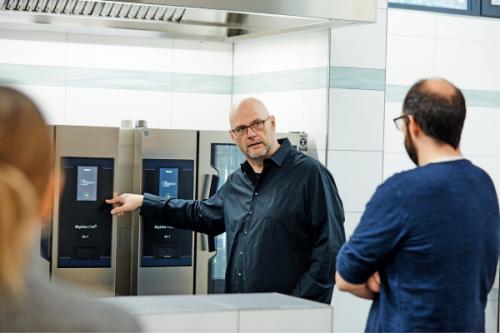 Holger Diekmann, Geschäftsführer der SportKita Purzelbaum, und die Küchenchefin Ricarda Dombrowski konnten während der fast dreijährigen Projektdauer stets auf die Unterstützung und Beratung des zuständigen Gebietsverkaufsleiters Heiko von Jutrzenka (M.) vertrauen.