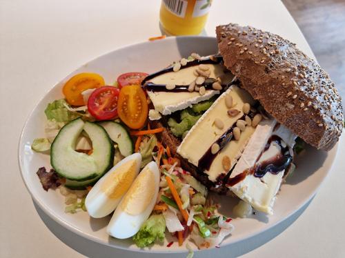 So ansprechend wird ein schlichtes belegtes Brötchen in den Niederlanden angeboten.