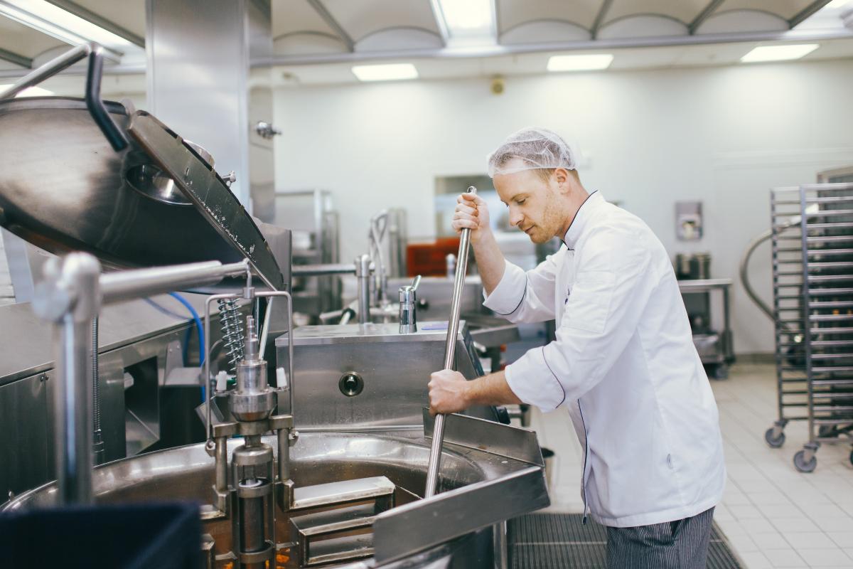 Die Essen für die Regelpatienten werden per Cook & Chill in der Zentralküche produziert.