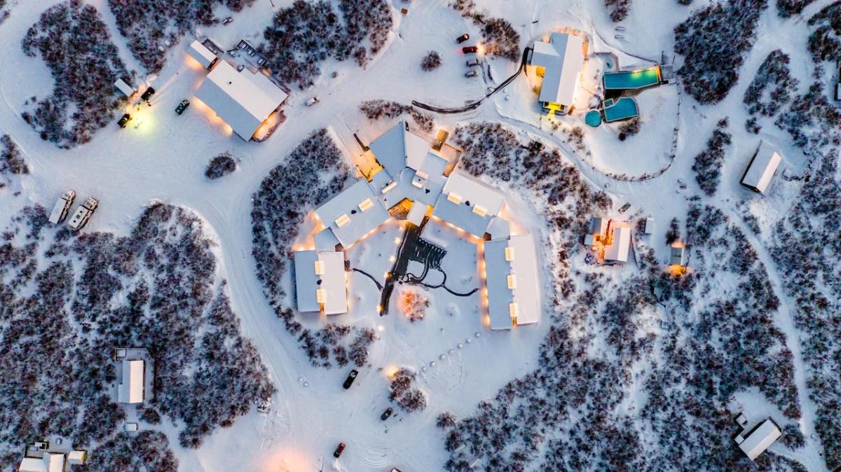 Das Hotel Húsafell von oben im Schnee.