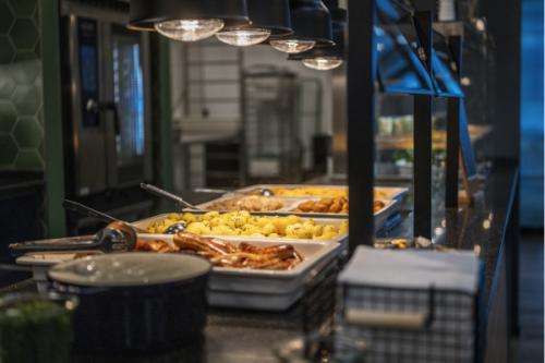 Die Komponenten für die Mittagessen liefert Leonardi täglich frisch aus seiner Manufaktur zum Münchner Axa-Standort und werden hier in einem Kombidämpfer regeneriert.