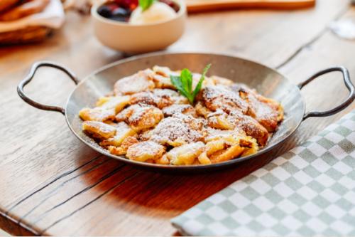 In der Weinwirtschaft Kleines Jacob gibt es traditionell, österreichisches Kaiserschmarrn.