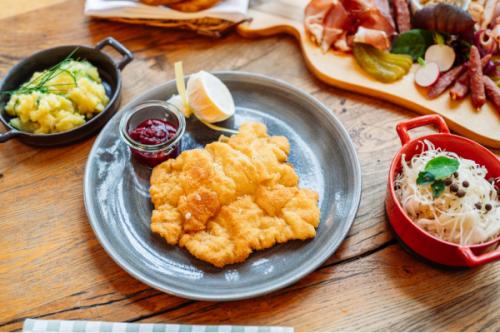 In der Weinwirtschaft Kleines Jacob gibt es Schnitzel mit Preiselbeeren.