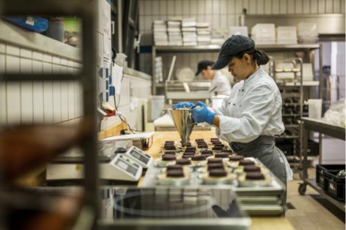 Auch das süße Gebäck wie Tartelettes fertigen die Leonardi-Mitarbeiter in der Manufaktur, ehe sie in der Kaffeebar angeboten oder im Konferenzcatering auf den Tisch kommen.