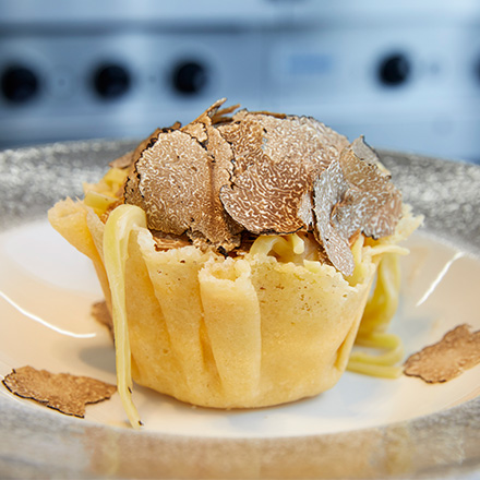 Besonders beliebt sind u. a. die frischen Tagliolini in der Parmesanwaffel mit Almbutter und Trüffel.