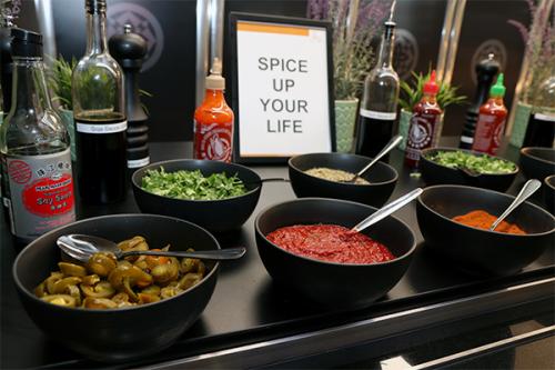 Die Spicebar zum individuellen Toppen der Gerichte ist eine große Herausforderung für die KI der Kamerakassen.